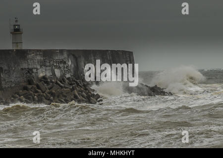 Newhaven, East Sussex, Regno Unito..2 maggio 2018..Crescente vento che frusta il surf al West Breakwater. Foto Stock