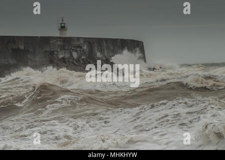 Newhaven, East Sussex, Regno Unito..2 maggio 2018..Crescente vento che frusta il surf al West Breakwater. Foto Stock