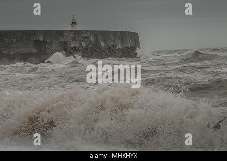 Newhaven, East Sussex, Regno Unito..2 maggio 2018..Crescente vento che frusta il surf al West Breakwater. Foto Stock