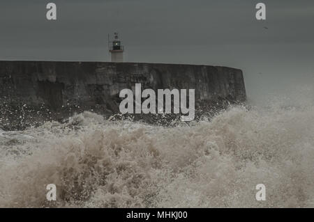 Newhaven, East Sussex, Regno Unito..2 maggio 2018..Crescente vento che frusta il surf al West Breakwater. Foto Stock