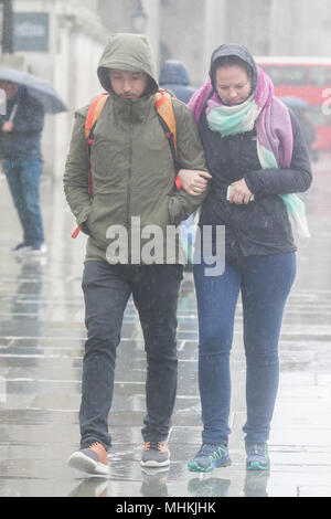 Londra REGNO UNITO. Il 2 maggio 2018. Un giovane coraggioso il tempo umido e freddo pioggia in Trafalgar Square Credit: amer ghazzal/Alamy Live News Foto Stock