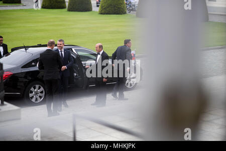 02 maggio 2018, Germania Berlino: il primo ministro della Slovacchia Pietro Pellegrini (2-L) è accolto dal capo della politica estera Reparto, Thomas insaccatrice (L) nella parte anteriore del castello di Bellevue presso l'Ufficio del Presidente federale. Foto: Bernd von Jutrczenka/dpa Foto Stock