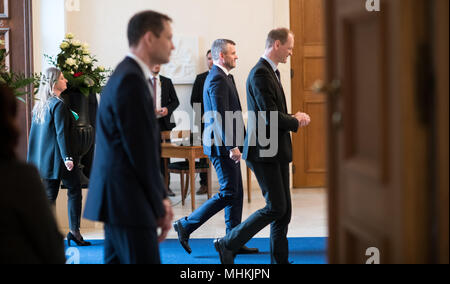 02 maggio 2018, Germania Berlino: il primo ministro della Slovacchia Pietro Pellegrini (2-R) è portato dalla testa della politica estera Reparto, Thomas insaccatrice (R) nel castello di Bellevue presso l'Ufficio del Presidente Federale . Foto: Bernd von Jutrczenka/dpa Foto Stock