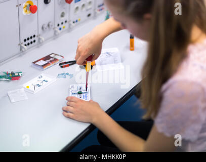26 aprile 2018, Lipsia, Germania: Uno studente la costruzione di un motore elettrico nel centro di formazione di Siemens Formazione professionale come parte su tutto il territorio nazionale di ragazze' giorno. Su ragazze' giorno, studentesse possono avere un assaggio delle tecniche, scientifiche e artigianato. Foto: Monika Skolimowska/dpa-Zentralbild/dpa Foto Stock