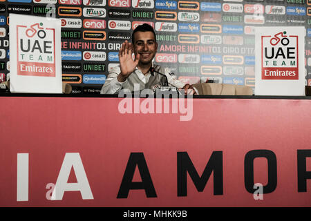 Gerusalemme, Israele. Il 2 maggio, 2018. FABIO ARU, 27, rappresenta il Mondo UCI Team Team DEGLI EMIRATI ARABI UNITI Emirates in occasione di una conferenza stampa a Gerusalemme il Waldorf Astoria in anticipo di fase 1 del 101st Giro d'Italia, programmata per iniziare il 4 maggio a Gerusalemme. Foto Stock