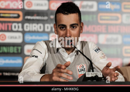 Gerusalemme, Israele. Il 2 maggio, 2018. FABIO ARU, 27, rappresenta il Mondo UCI Team Team DEGLI EMIRATI ARABI UNITI Emirates in occasione di una conferenza stampa a Gerusalemme il Waldorf Astoria in anticipo di fase 1 del 101st Giro d'Italia, programmata per iniziare il 4 maggio a Gerusalemme. Foto Stock