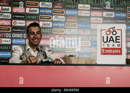 Gerusalemme, Israele. Il 2 maggio, 2018. FABIO ARU, 27, rappresenta il Mondo UCI Team Team DEGLI EMIRATI ARABI UNITI Emirates in occasione di una conferenza stampa a Gerusalemme il Waldorf Astoria in anticipo di fase 1 del 101st Giro d'Italia, programmata per iniziare il 4 maggio a Gerusalemme. Foto Stock