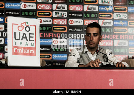 Gerusalemme, Israele. Il 2 maggio, 2018. FABIO ARU, 27, rappresenta il Mondo UCI Team Team DEGLI EMIRATI ARABI UNITI Emirates in occasione di una conferenza stampa a Gerusalemme il Waldorf Astoria in anticipo di fase 1 del 101st Giro d'Italia, programmata per iniziare il 4 maggio a Gerusalemme. Foto Stock