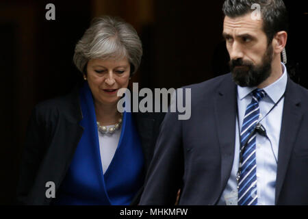 London, Londra, Regno Unito. Il 2 maggio, 2018. Il Primo Ministro inglese Theresa Maggio (L) FOGLIE 10 di Downing Street per il primo ministro di domande alla House of Commons, a Londra, in Gran Bretagna il 2 maggio 2018. La fiducia in Gran Bretagna il Brexit negoziati che termina con successo hanno raggiunto un nuovo livello basso, secondo un nuovo sondaggio di opinione pubblicato martedì. Credito: Tim Irlanda/Xinhua/Alamy Live News Foto Stock