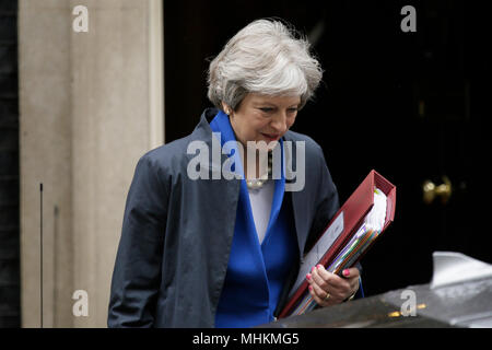 London, Londra, Regno Unito. Il 2 maggio, 2018. Il Primo Ministro inglese Theresa Maggio lascia 10 di Downing Street per il primo ministro di domande alla House of Commons, a Londra, in Gran Bretagna il 2 maggio 2018. La fiducia in Gran Bretagna il Brexit negoziati che termina con successo hanno raggiunto un nuovo livello basso, secondo un nuovo sondaggio di opinione pubblicato martedì. Credito: Tim Irlanda/Xinhua/Alamy Live News Foto Stock