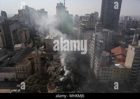 Sao Paulo. Il 2 maggio, 2018. Foto scattata il 2 Maggio 2018 mostra una vista aerea del sito dove un edificio che ha preso fuoco e collassata, in Sao Paulo, Brasile. Quaranta-quattro persone su Mercoledì è rimasto assente un giorno dopo un incendio ha distrutto un abbandonato 26-storia edificio per uffici nel centro di Sao Paulo in Brasile sudorientale, autorità locali detto. Credito: Rahel Patrasso/Xinhua/Alamy Live News Foto Stock