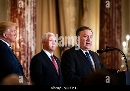 Mike Pompeo, segretario di Stato degli Stati Uniti,, parla accanto a U.S. Presidente Donald Trump, e Vice Presidente Mike Pence, dopo essere stato giurato in, presso il Dipartimento di Stato a Washington, DC, Stati Uniti, mercoledì 2 maggio, 2018. Credito: Al Drago/Piscina via CNP /MediaPunch Foto Stock