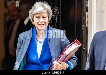 Londra, Regno Unito. Il 2 maggio 2018 il primo Miniser Theresa Maggio lascia Downing Street per il primo ministro la domanda di credito tempo Ian Davidson/Alamy Live News Foto Stock