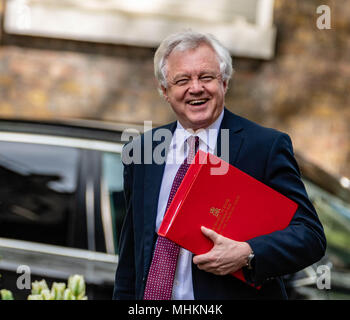 Londra, Regno Unito. 2 maggio 2018 David Davis, Brexit Segretario, arriva a Downing Street per un armadio Brexit credito incontro Ian Davidson/Alamy Live News Foto Stock