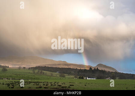 A Killearn, Stirling, Scozia, Regno Unito - 2 Maggio 2018: Regno Unito meteo - drammatico cieli sopra Dumgoyne un picco netto sul bordo del Campsies che è visibile da Glasgow. Credito: Kay Roxby/Alamy Live News Foto Stock