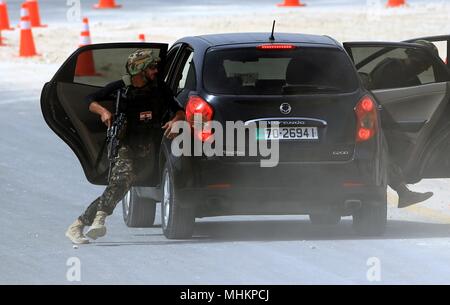 Amman, Giordania. Il 2 maggio, 2018. Soldati libanesi prendere parte alla decima edizione della competizione guerriero ospitato da forze armate giordane (JAF) presso il re Abdullah II per le operazioni speciali del Centro di Formazione vicino sobborgo di Amman, Giordania, il 2 maggio 2018. Più di 40 squadre che rappresentano 25 paesi e regioni prendere parte alla competizione dal 30 aprile al 7 maggio. Credito: Mohammad Abu Ghosh/Xinhua/Alamy Live News Foto Stock