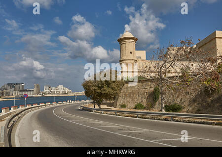 Strada lungo il litorale di La Valletta a Malta. Foto Stock