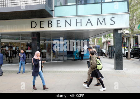 La gente a piedi passato negozio Debenhams su Oxford Street, Londra Foto Stock