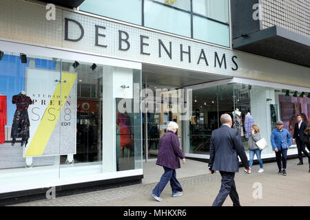 La gente a piedi passato negozio Debenhams su Oxford Street, Londra Foto Stock