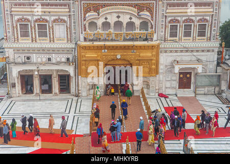 La porta di accesso al tempio d'oro, Amritsar Punjab, India Foto Stock