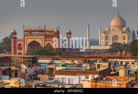 Taj Mahal e sui tetti della città, Agra, India Foto Stock