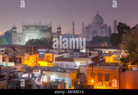 Taj Mahal e sui tetti della città, Agra, India Foto Stock