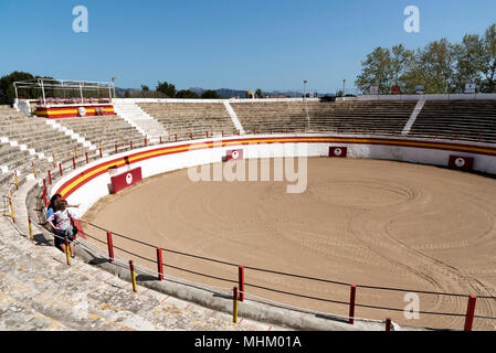 Alcudia Maiorca, isole Baleari, Spagna, 2018. Lo storico Old bullring nel vecchio quartiere di Alcudia. Foto Stock