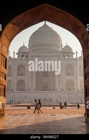 Cancello, portone, gateway, telaio, framing Taj Mahal, Sito Patrimonio Mondiale dell'UNESCO, Agra, Uttar Pradesh, India Foto Stock