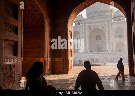 Cancello, portone, gateway, telaio, framing Taj Mahal, Sito Patrimonio Mondiale dell'UNESCO, Agra, Uttar Pradesh, India Foto Stock