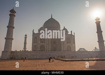 Taj Mahal, Sito Patrimonio Mondiale dell'UNESCO, Agra, Uttar Pradesh, India Foto Stock