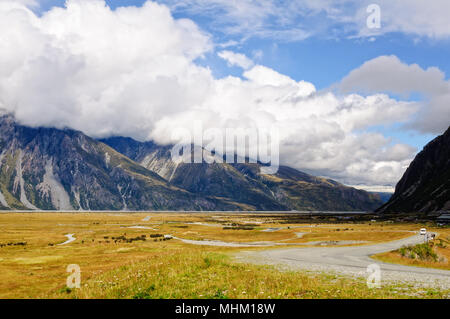 Tasman Valley Road nel Mt Cook Parco nazionale tra il Monte Cook Road e il Ghiacciaio Tasman parcheggio auto- Isola del Sud, Nuova Zelanda Foto Stock