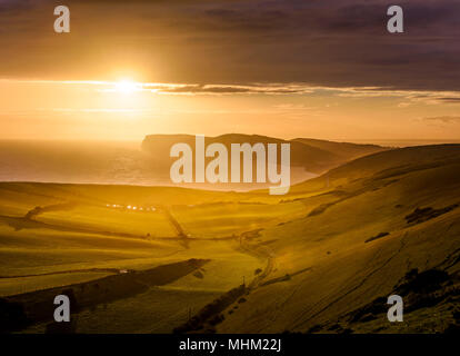 Sun sotto le nuvole sopra la campagna e la costa a Tennyson giù, Isola di Wight Foto Stock