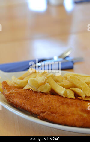 Pesce e patatine e pesce friggitrici in pulito fresco dintorni Foto Stock