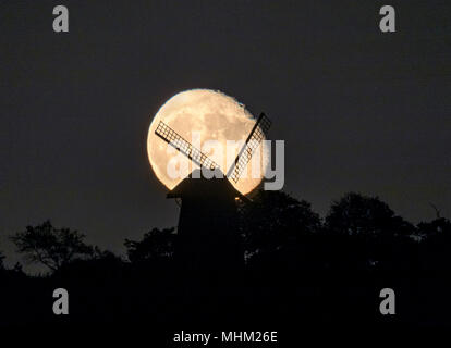 Super luna salire dietro Bembridge Mulino a vento Foto Stock