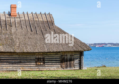 Alloggiamento tradizionali delle popolazioni indigene di Estonia sulla riva Foto Stock