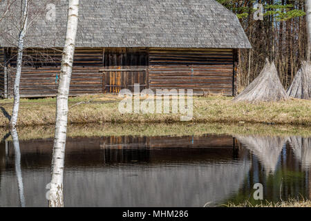 Il vecchio fienile in legno di alloggiamento tradizionali delle popolazioni indigene di Estonia Foto Stock