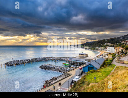 Cielo tempestoso oltre il porto e la baia a Ventnor Foto Stock