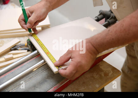 Durante la posa delle piastrelle, avete bisogno di alta precisione e un sacco di esperienza in modo che l'effetto finale stupisce tutti coloro che utilizzeranno il bagno. Foto Stock