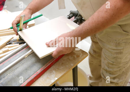 Durante la posa delle piastrelle, avete bisogno di alta precisione e un sacco di esperienza in modo che l'effetto finale stupisce tutti coloro che utilizzeranno il bagno. Foto Stock