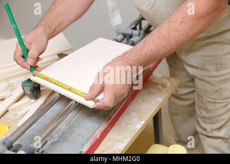 Durante la posa delle piastrelle, avete bisogno di alta precisione e un sacco di esperienza in modo che l'effetto finale stupisce tutti coloro che utilizzeranno il bagno. Foto Stock