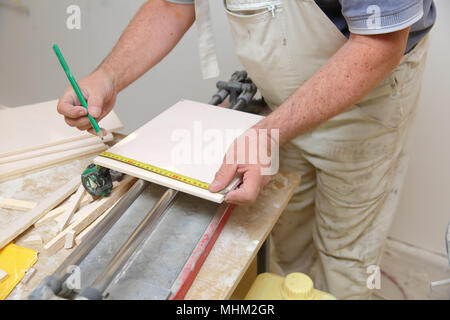 Durante la posa delle piastrelle, avete bisogno di alta precisione e un sacco di esperienza in modo che l'effetto finale stupisce tutti coloro che utilizzeranno il bagno. Foto Stock