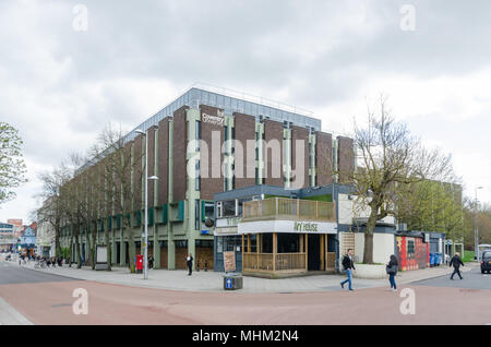 Coventry University di Richard Crossman edificio in Giordania anche accanto a Ivy studente pub Foto Stock