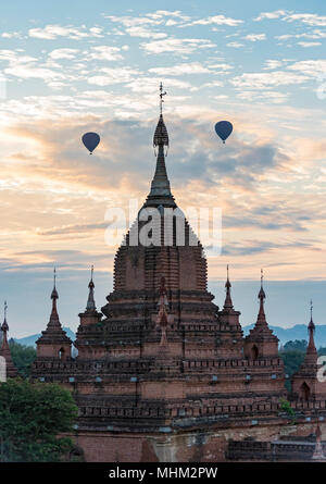 Mongolfiere e templi di sunrise, Bagan, Myanmar (Birmania) Foto Stock