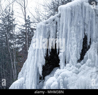 Cascata ghiacciata con ghiaccioli e neve vicino a Bad Harzburg in foreste di abeti e le foreste di abete rosso lungo la strada principale a Braunlage in le Montagne Harz, Foto Stock