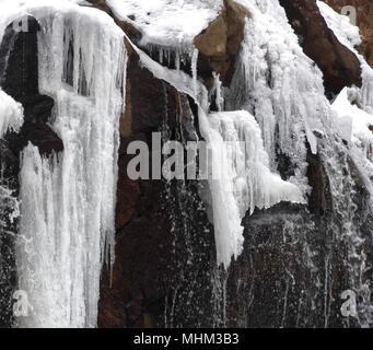 Cascata ghiacciata con ghiaccioli e neve vicino a Bad Harzburg in foreste di abeti e le foreste di abete rosso lungo la strada principale a Braunlage in le Montagne Harz, Foto Stock