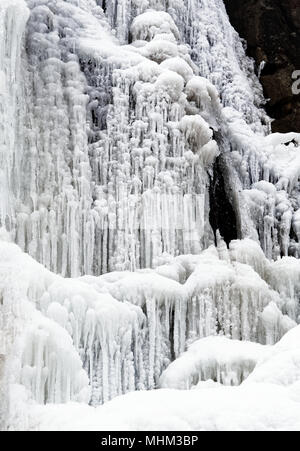 Cascata ghiacciata con ghiaccioli e neve vicino a Bad Harzburg in foreste di abeti e le foreste di abete rosso lungo la strada principale a Braunlage in le Montagne Harz, Foto Stock