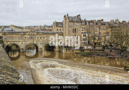 Pulteney Bridge sul fiume Avon, bagno, North Somerset, Regno Unito Foto Stock