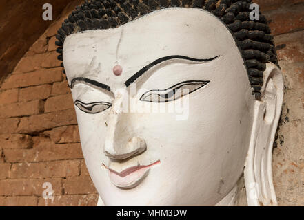 Statua di Buddha a Pagoda TaWaGu, Bagan, Myanmar (Birmania) Foto Stock