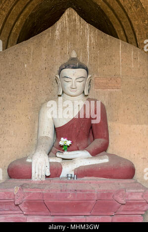 Seduto immagine del Buddha a Dhammayan Gyi (Dhammayangyi tempio), Bagan, Myanmar (Birmania) Foto Stock