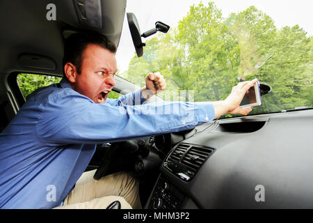 Driver di navigazione GPS rotto e mostrargli un modo sbagliato. Driver è perso e Pazzo come un toro! Foto Stock